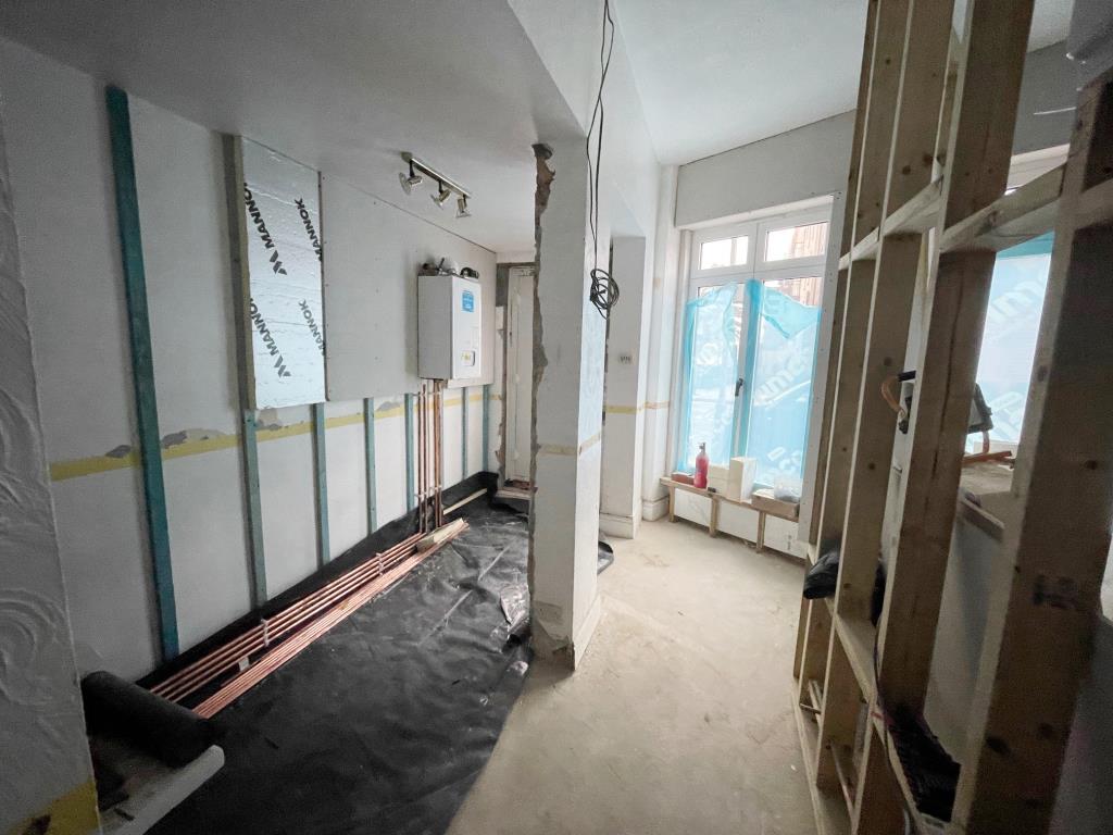 Lot: 173 - FORMER OFFICE WITH PERMITTED DEVELOPMENT TO CONVERT TO RESIDENTIAL DWELLING - Reception area looking back towards the front of the building
